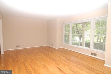 12624 Lamp Post Ln, Potomac, MD 20854 - photo 2