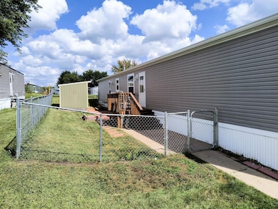 3208 W 47th Place, Davenport, IA 52806 - photo 3