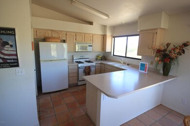 KITCHEN W/BREAKFAST BAR