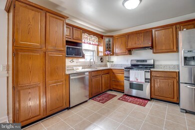 8001 Log Cabin Ct, Springfield, VA 22153 - photo 4