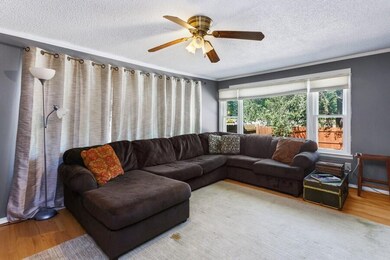 04_13599WilsonRd_1_LivingRoom_LowRes