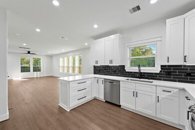 4208 Castor St unit B, Houston, TX 77022 - photo 3