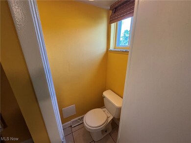 23755 Banbury Cir unit 15, Cleveland, OH 44128 - photo 3