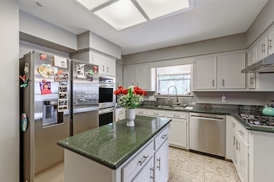 7806 Maple Tree Dr, Houston, TX 77088 - photo 4