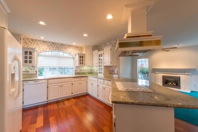 2406 Meadow Creek Dr, Medford, OR 97504 - photo 2