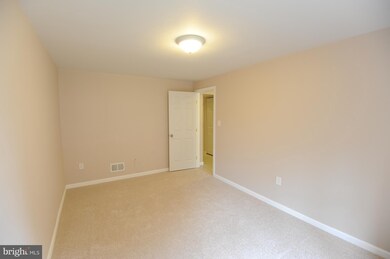 16706 Chowning Ct, Woodbridge, VA 22191 - photo 7