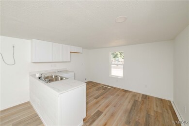 Clothes washing area with a textured ceiling, ligh