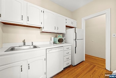 Kitchen (Alt View)
