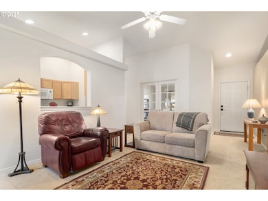 Living Room/Entrance