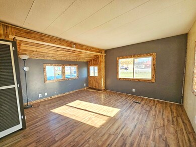 Living Rm area w tipout