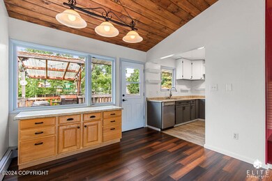Dining to kitchen