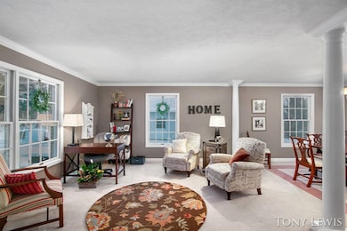 Living Room w/ crown molding