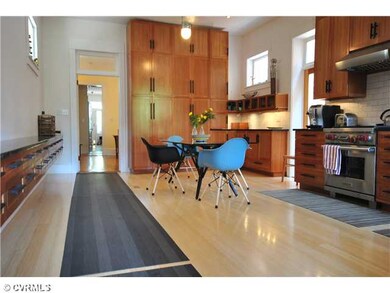 Kitchen - Subway tile, great appliances & amazing 