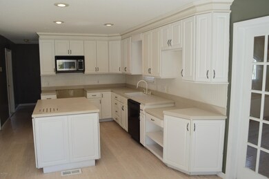 806 Tanager Ct, Hawley, PA 18428 - photo 4