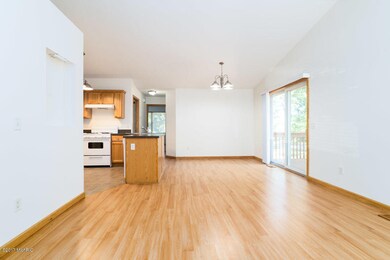 17302 Hazel St_006