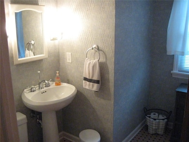 1ST FLOOR FULL BATH