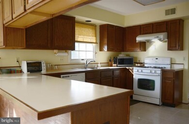 15314 Surrey House Way, Centreville, VA 20120 - photo 3