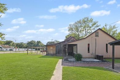 607 N Poplar St, Centralia, IL 62801 - photo 6