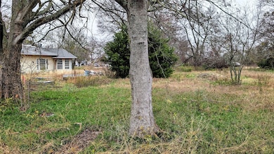 406 E Locust St, Whitewright, TX 75491 - photo 2