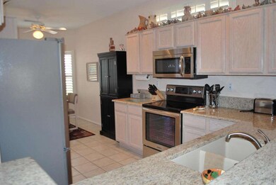 Granite & stainless appliances