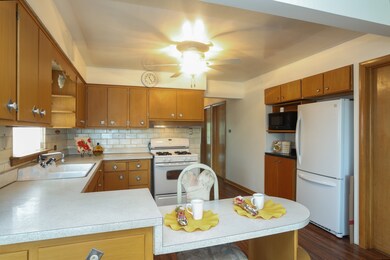 LOVE IT! Newer appliances and so much counter spac