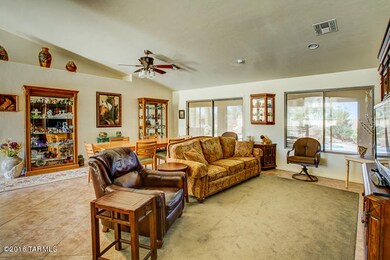 1592nss-family room-3