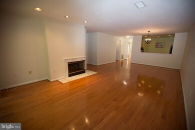 5719 Mayfair Manor Dr, Rockville, MD 20852 - photo 4