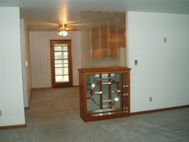 Decorative partition between Breakfast nook and Li