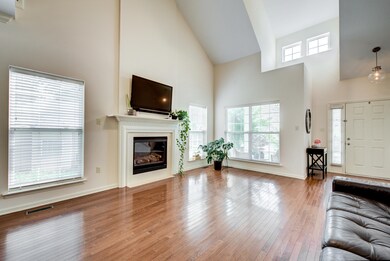 1820 Bombay Ln 37932-8-living room