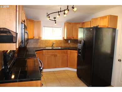 710 E 8th St, Newberg, OR 97132 - photo 4