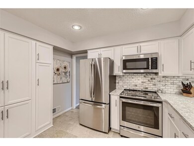 9207 Polaris Ln N Maple Grove-large-021-017-Kitche