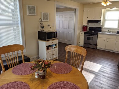 817 W Chestnut St, Freeport, IL 61032 - photo 7