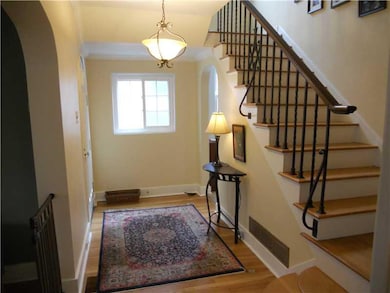 Entry/Foyer.
