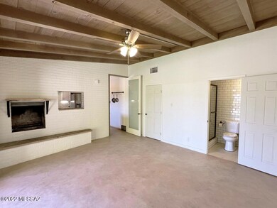 09MasterBedroom2