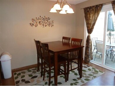 Nice bright dining area, new slider to the deck