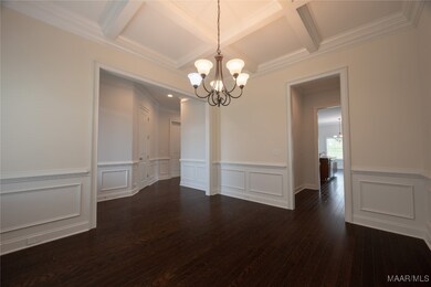 Dining room accesses Kitchen area through pantry/h
