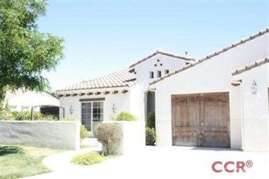 Entry way has small courtyard for additional patio