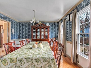 Nicely sized for family gatherings on all occasion