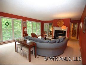 SPACIOUS 1ST FLOOR FAMILY ROOM