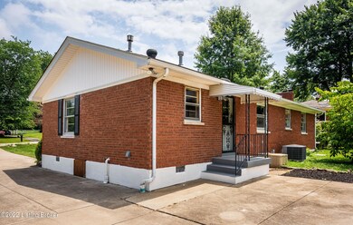 8814 Maple Rd, Louisville, KY 40229 - photo 5