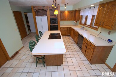 3511 N Elmwood Ave, Davenport, IA 52806 - photo 5