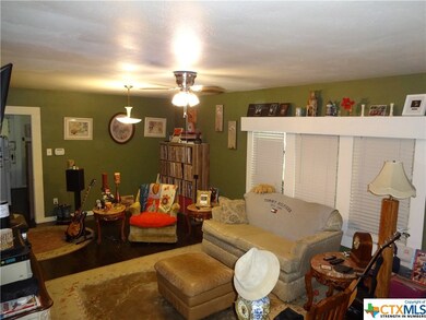 1031 E Weinert St, Seguin, TX 78155 - photo 3