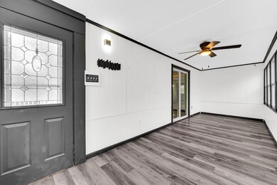 Enclosed porch (3 seasons)