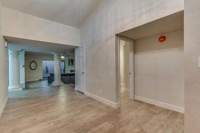 8040 E Via Del Valle-large-005-14-Entran