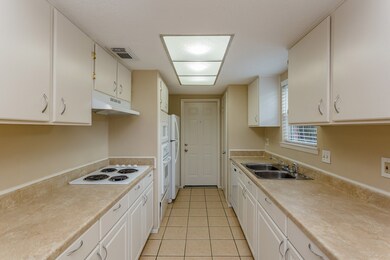 16118 Blackhawk Blvd, Friendswood, TX 77546 - photo 7