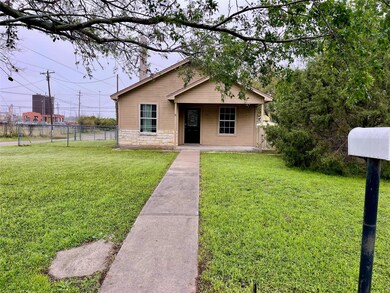 801 Trinity St, Cleburne, TX 76031 - photo 2