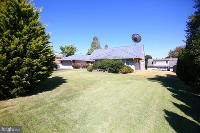 34 Sugarplum Rd, Levittown, PA 19056 - photo 2