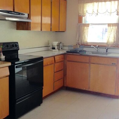 Nice eat in kitchen with smooth top oven.