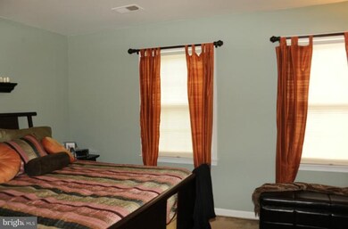 7909 Bethelen Woods Ln, Springfield, VA 22153 - photo 4