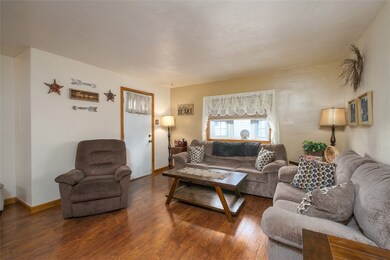 Bright Living Room W/Laminated Flooring